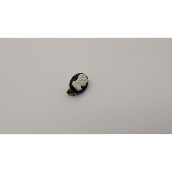 Vintage Black & White Cameo pin – Single, Oval Profile Design - Picture 1 of 2